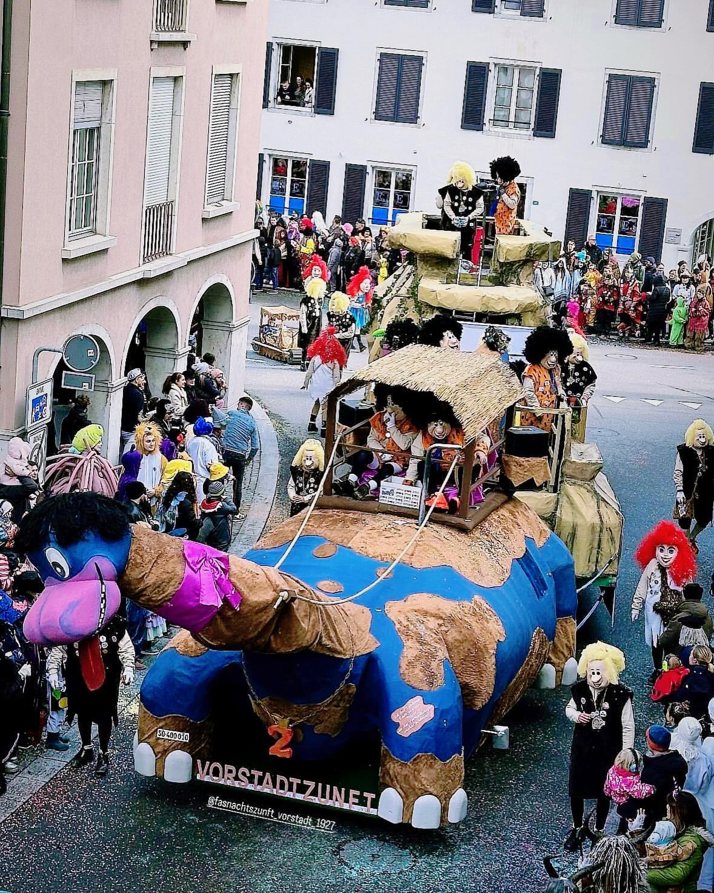 D’Familie Feuerstein het d‘ Vorstadtzunft übernoh,
Drum si si us dr Steizit zu üs cho.
Singet, klatschet und tanzet mit
wie es kei neue Tag me git!
.
.
.
.
.
.
.
.
#fasnacht #vorstadtzunft #fasnacht2024 #fasnachtsolothurn #solothurnerfasnacht #solothurn #solothurnstadt #umzug #fasnachtsumzug #fasnachtsoledurn #soledurn #solothurnvorstadt #vodöthär #2024 #carneval #vorstadtsolothurn