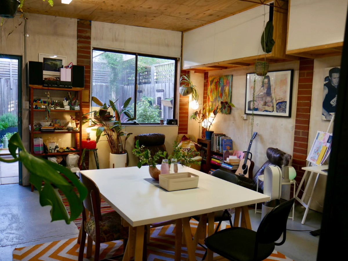 How nice is the Kaleido studio looking. This month has been a whirlwind of nurturing activity. We've been immersed in providing both online and in-person Art Therapy supervision, gathering an array of new art materials to explore, and launching the first workshop in our Soundspa series. Annie, has been balancing her time between fostering growth here at Kaleido, and going back to work as a senior art therapist at an adult and addiction mental health hospital. With these commitments, we've decided to send out our newsletter on a monthly basis, instead of fortnightly. But remember, even as we transition through these changes, we are always here for you. Your journey and questions matter to us, and we're just an email away.
ID: Picture of the Kaleido Studio, which has a large white table at centre, arm chairs, books and lamps in the corner and an array of art materials and plants
#arttherapy #artpsychotherapy #artpsychotherapist