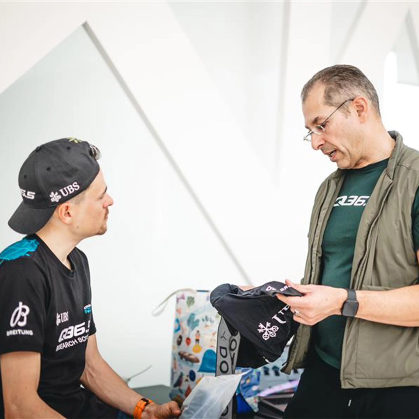 @q36.5 a leading manufacturer of technical cycling apparel, is sponsor for the Q36.5 Pro Cycling team, which competed in the Giro d'Italia wearing the Italian brand's hi-tech clothing.
Designed for high performance and developed using direct feedback from cyclists, the team kit includes Dottore Pro shorts, Gregarius jersey, Gregarius Hybrid vest, various accessories and the new Unique Pro shoes.
Interested in learning more about the clothing used by professionals? Contact us 👉 press@vitaminac.net
#vitaminacPR