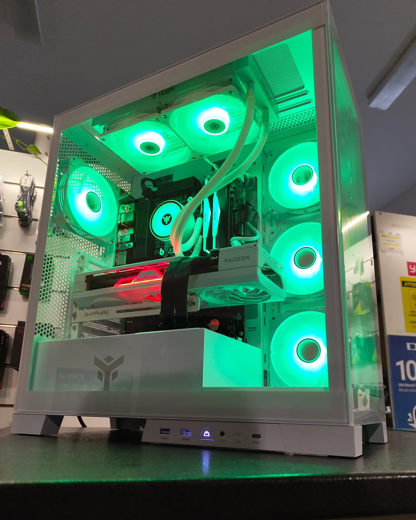 Build Full AMD consegnata 🚀
AMD Ryzen 7 7700X
32 GB XPG DDR5 5600 Mhz
SSD Nvme 1 TB
AMD Radeon 7700XT 12GB