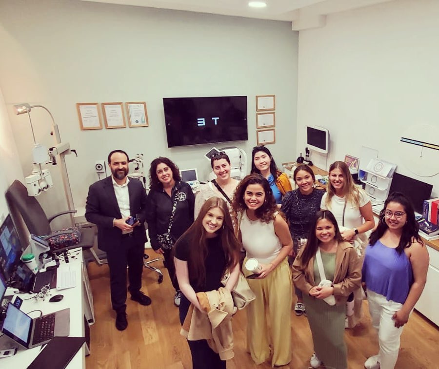 Thank you for your visit ! Tres honorés d’avoir reçu la visite organisée de 2 groupes d’étudiants en Optométrie de l’Universite de San Antonio USA 🇺🇸 Partage de passion émotion 🫶🏻👁️ #optometrystudent #optometrychangelives #optometriste #strasbourg #opticienstrasbourg #myopiacontrol