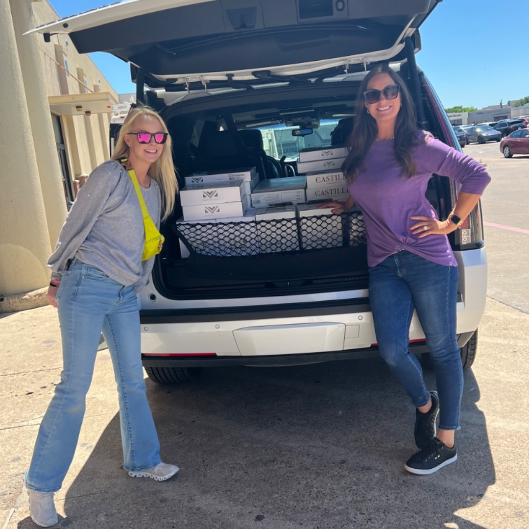 Ever seen an interior designer moonlighting as a tile schlepper?😁Who knew creativity came with such heavy lifting?! 💪🏼