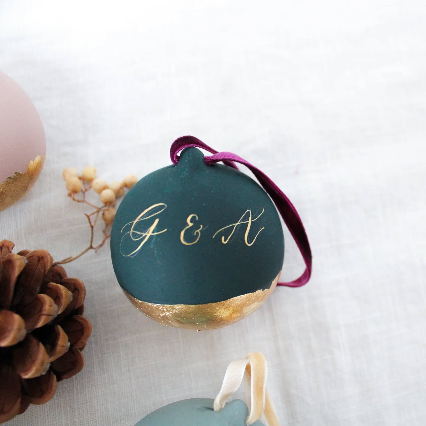 ⢠It's business as usual here after Project:Envelope...š
I'm back to the personalised Christmas baubles and Green and Dusty Pink are the popular choices this year.
From baby's first Christmas to names of loved ones, it's always a privilege to create a bespoke gift for your family and friends!
The final order date is Friday 13th December. Find the baubles on my Etsy shop www.etsy.com/shop/cotswoldscalligraphy
#cotswoldcalligrapher #cotswoldssmallbusiness #cotswoldschristmas #christmasgifts #christmasgift #christmasgiftideas #christmasbaubles #christmasbauble #christmasgiftideas #christmaagiftidea #personalisedchristmasgifts #personalisedchristmasgift #etsylisting #etsyshop #etsyseller