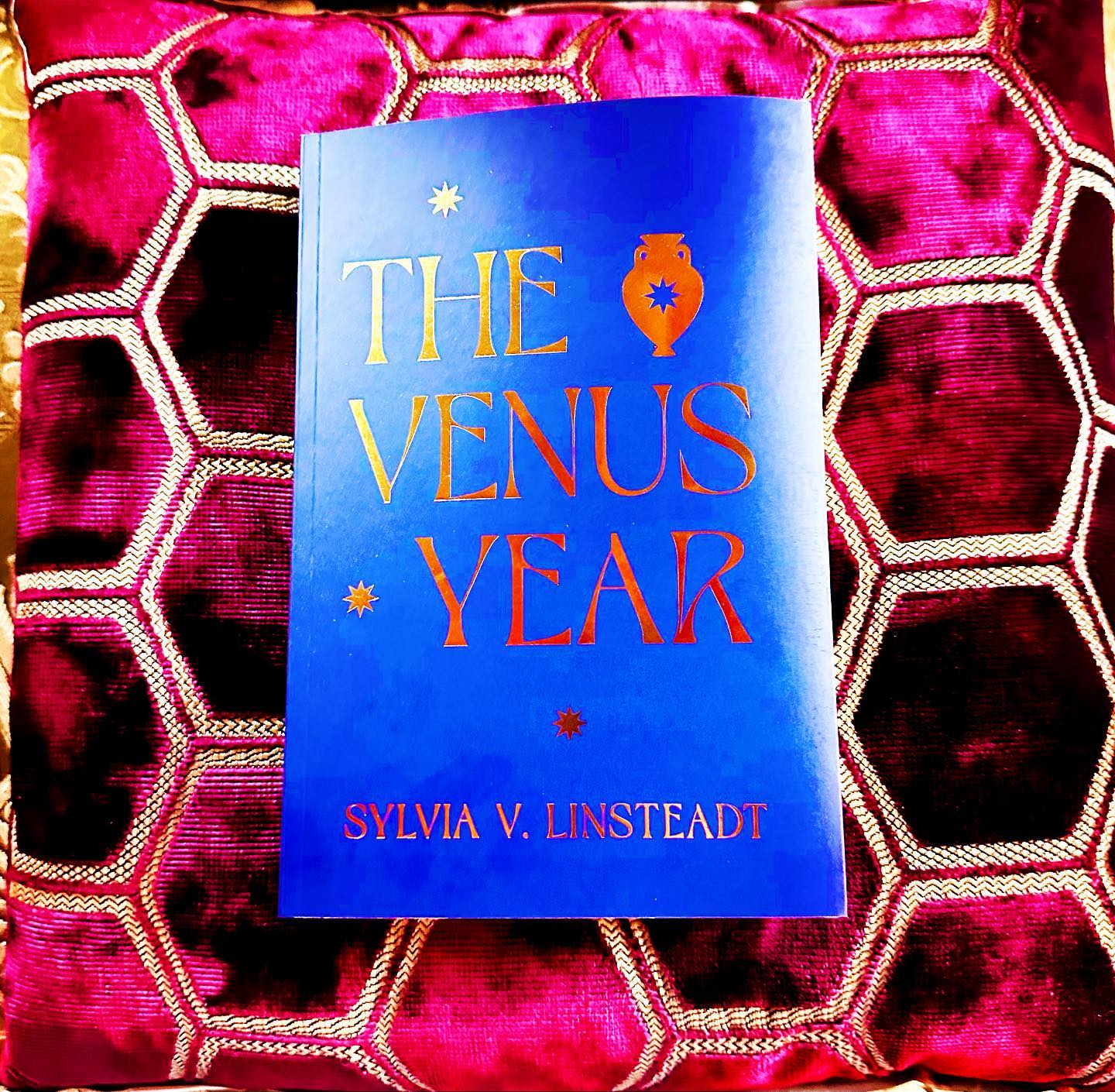 🌿🌟🌀🌟🌿There is writing that speaks from, and for the ages, that is not worried about following a momentary fad or fashion that sources from primordial roots and encapsulates the cosmic expanses. Sylvia Linsteadt's @sylviavlinsteadt latest release, "The Venus Year," is such a book. She frames the book as "A collection of pieces over a Venus year–the 19-month cycle that Venus makes through the sky in her transformation from morning star to evening star and back again."
Poetry and prose, ascent and descent, the fruits of the Earth, reawakenings of ancient myth, and a soul's regenesis are all here. This collection of writings is to be savored, slowly. Let the alchemy work its magic on you.
It is written in English and Greek, giving it additional dimensions through multiple linguistic doors.
Sylvia Victor Linsteadt is the author of the short story collection Our Lady of the Dark Country, two novels for young readers, The Wild Folk (Nominated for the CILIP Carnegie Medal in 2019) and The Wild Folk Rising, and the post-apocalyptic folktale cycle Tatterdemalion with painter Rima Staines Plus additional nonfiction works. She studied Literary Arts at Brown University, graduating with Honors in 2011. Her fiction and nonfiction work is rooted in myth, ecology, feminism & bioregionalism and is devoted to broadening our human stories to include the voices of the living land. Go to her BIO to join Substack and find her seminal book.
#mythopoetic #Innana #Crete #Sappho #Minoan #Venus #SylviaLinsteadt #priestess #priestesspath #femininewisdom #goddessrising