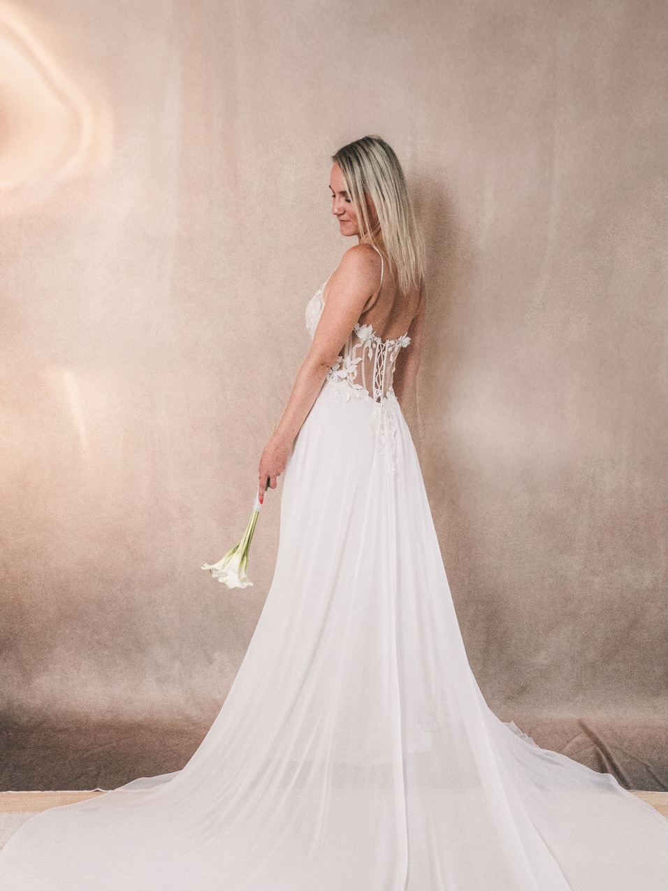 Wenn Spitze auf Leichtigkeit trifft ✨
Dieses Kleid liebt Bewegung.🤍
Feine florale Spitze im Oberteil, ein weich fallender Rock und ein Rückendetail zum Verlieben.
Jeder Schritt erzählt seine eigene Geschichte.✨
📸 @lovelensweddings
👰 @maria.zietz
#inweissbrautatelier #bridetobe #bridaldress #chiffon #lace