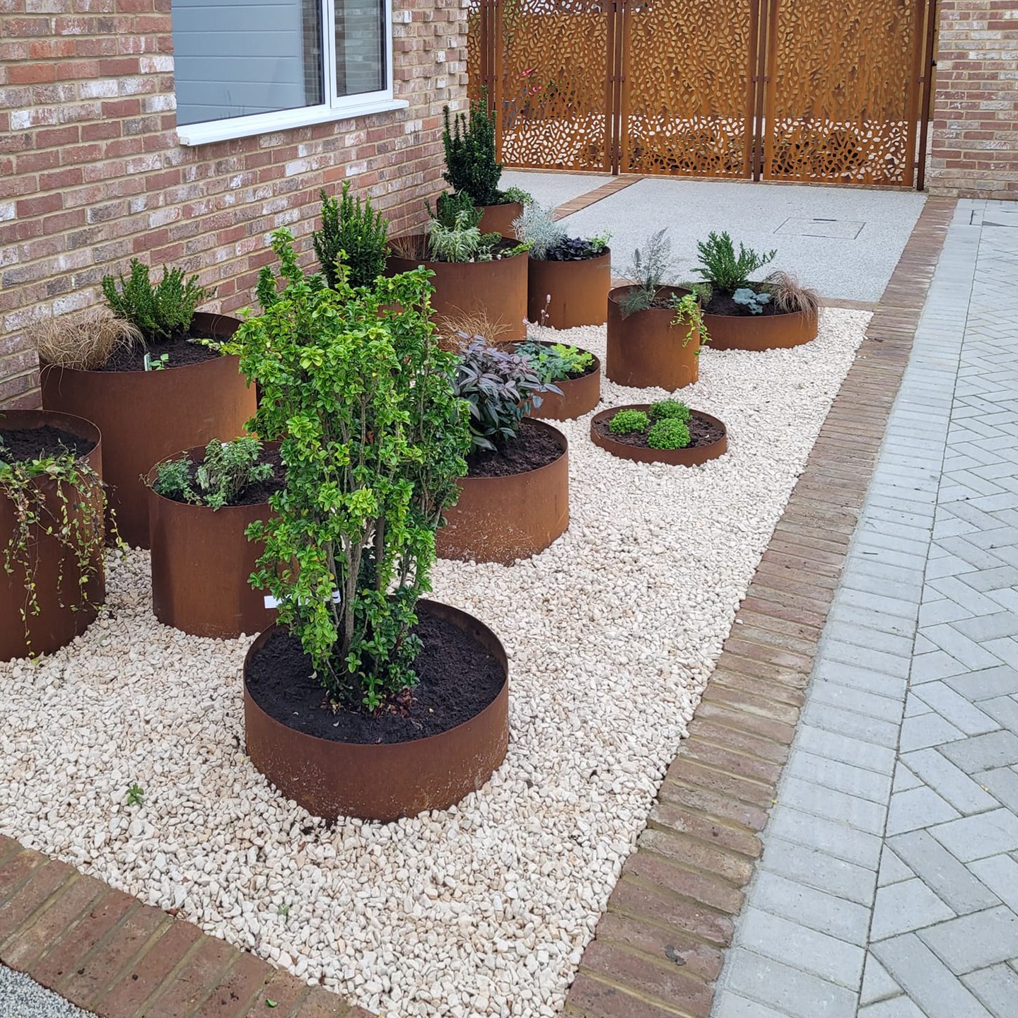 Luxury Seaside House / Bexhill.... Finishing Touches
Corten by @starkandgreensmith
#construction #architecture #architect #newbuild #luxury #house #granddesigns #newbuildhouse #modernhouse #onsite #progress #contractor #contemporaryarchitecture #residentialarchitecture #eastsussex #corten #seaside #brickwork