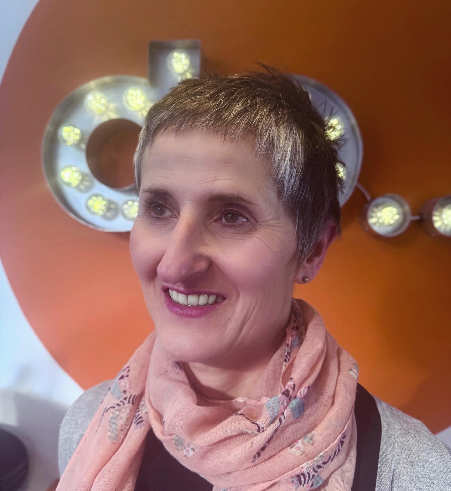 A wonderful big change today by Arron! This gorgeous short bixie is perfectly on trend. #iow #ryde #isleofwight #bixie