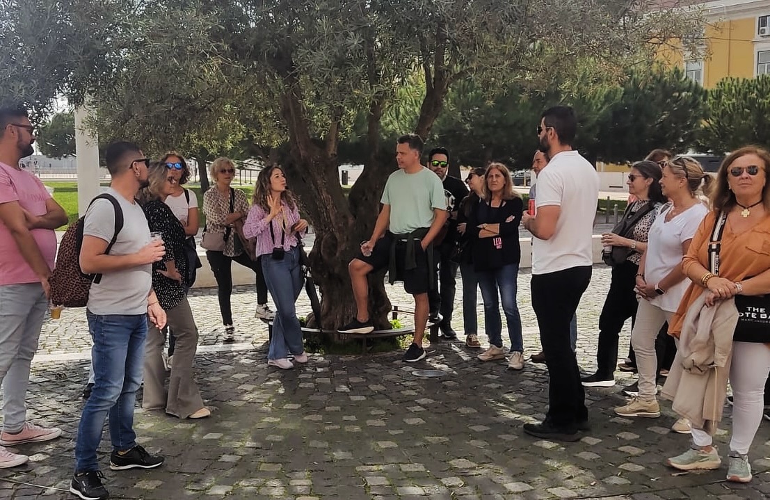Today José Saramago would be 103 years old. In front of Casa dos Bicos you will find this olive tree, a tribute to the Portuguese writer, Nobel Prize winner for literature. Brought from his homeland, Azinhaga, this was the same tree he used to climb when he was a child and is now the place where his ashes are laid. 🌳