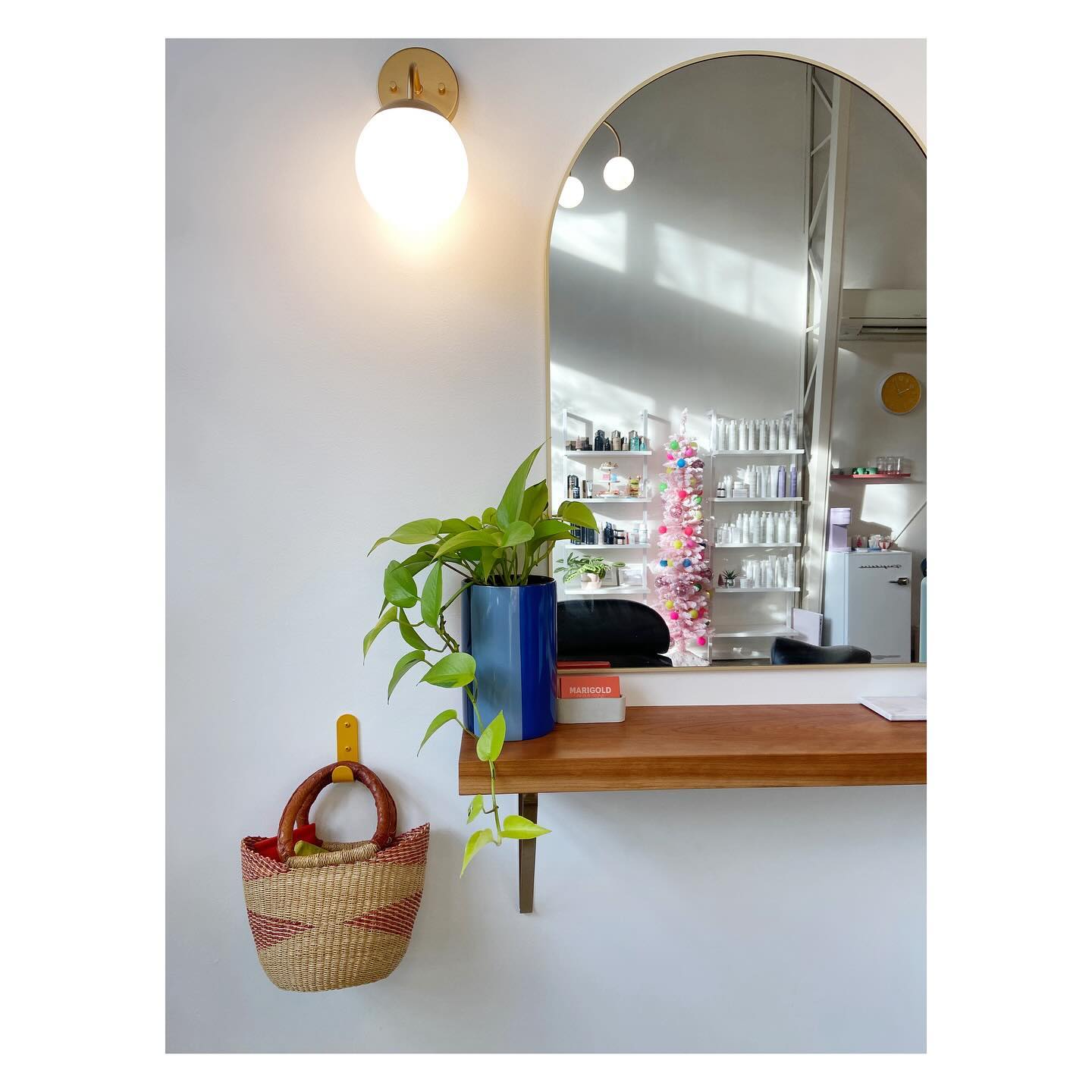 Sometimes I think this dang salon can’t get any cuter and then my I see my clients bag on the purse hook and it’s TOO MUCH😍
My last working day of the year is today, not counting coming in tomorrow to do my sisters hair because
💕family💕. Looking forward to a holiday break!🎉🎄