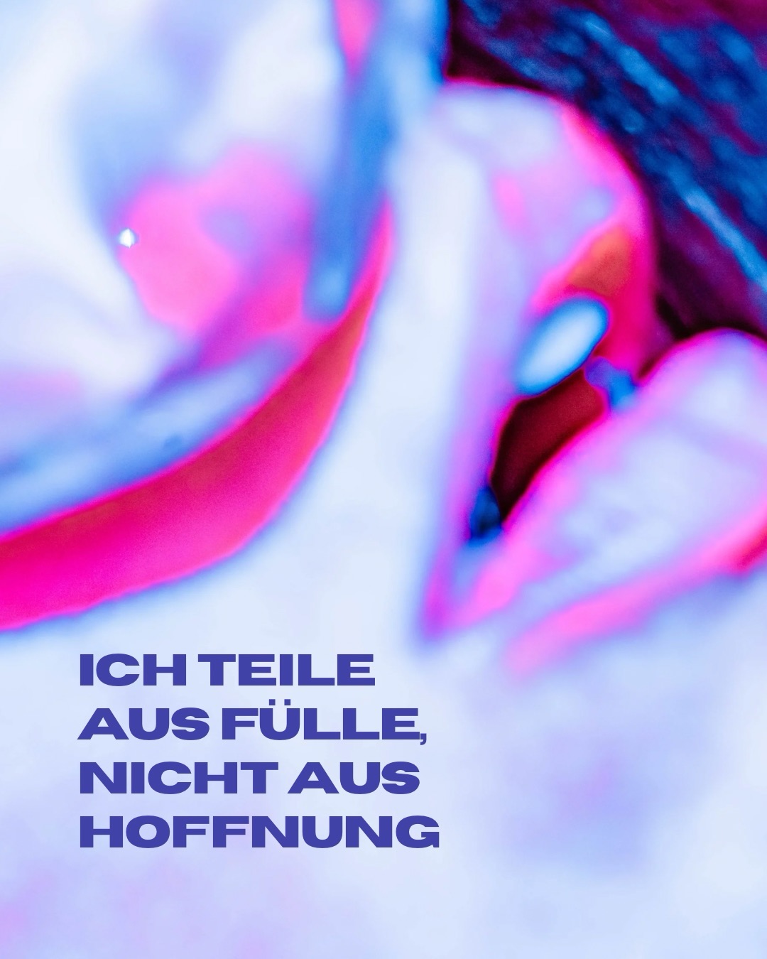 Ich teile aus FĂŒlle.
Nicht aus Hoffnung.
Nicht, weil ich gesehen werden will.
Sondern weil ich etwas zu geben habe.
Weil etwas durch mich durch möchte.
Ehrlich. Echt. SpĂŒrbar.
Das verĂ€ndert alles â wie ich fotografiere, wie ich Kunst erschaffe, wie ich dich sehe.
Nicht, um etwas zu erzwingen.
Sondern um RÀume zu öffnen, in denen du dich erkennen kannst.
Wenn du spĂŒrst, dass dich ein Bild erinnern könnte â dann ist da vielleicht ein Ruf.
#sichtbarkeit #kristallfotografie #soulart #kunstmitbedeutung #authentizitÀt