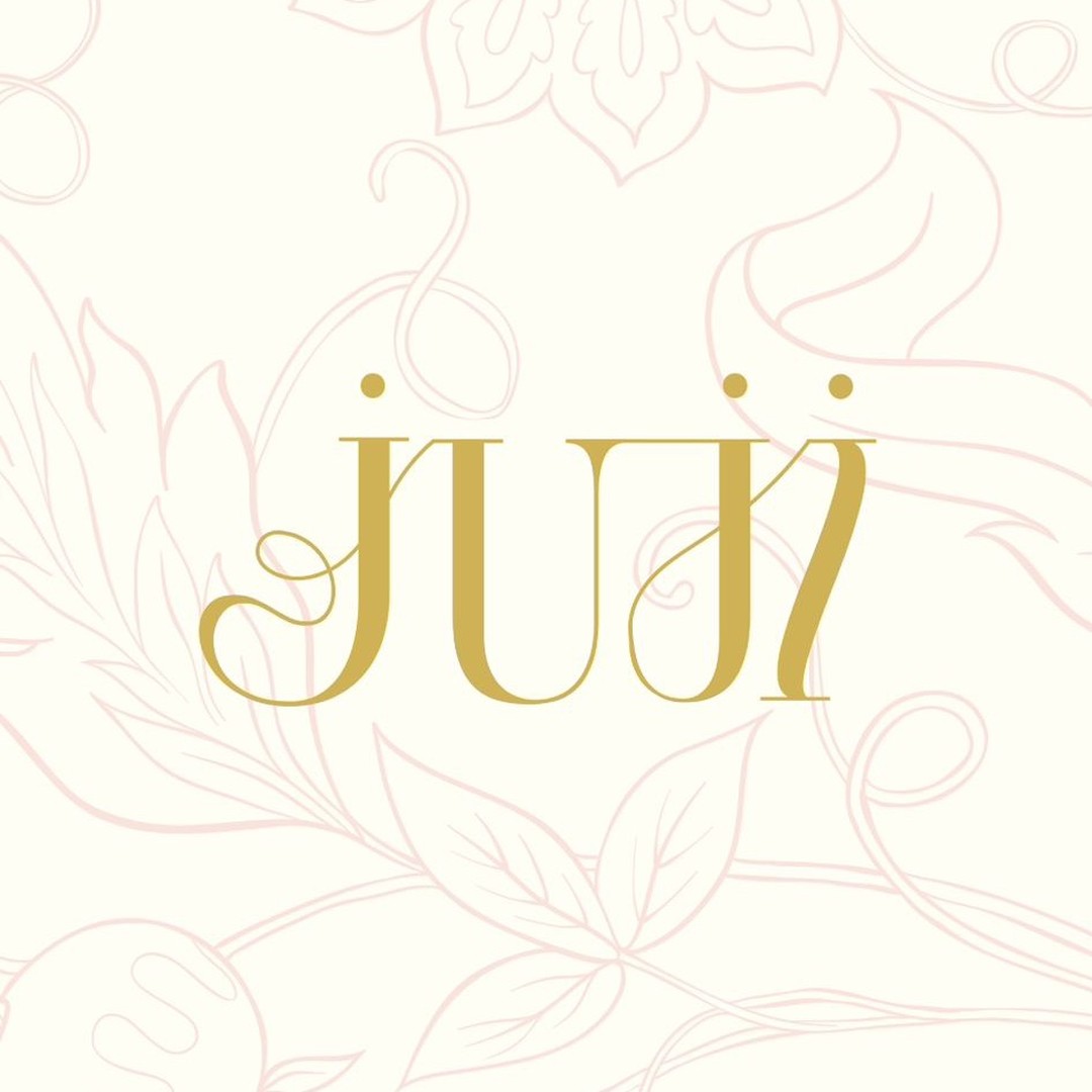 Welkom bij Juji!
Proef, en laat je verrassen. Geniet van de verfijnde specerijen, noten en vruchten uit het oude Perzië in dit heerlijk gebak.
Laat je heerlijk inspireren op deze pagina en bestel de meest lekkere en bijzondere gebakjes voor jouw speciale gelegenheid via juji.pastries@gmail.com
Hopelijk tot snel!