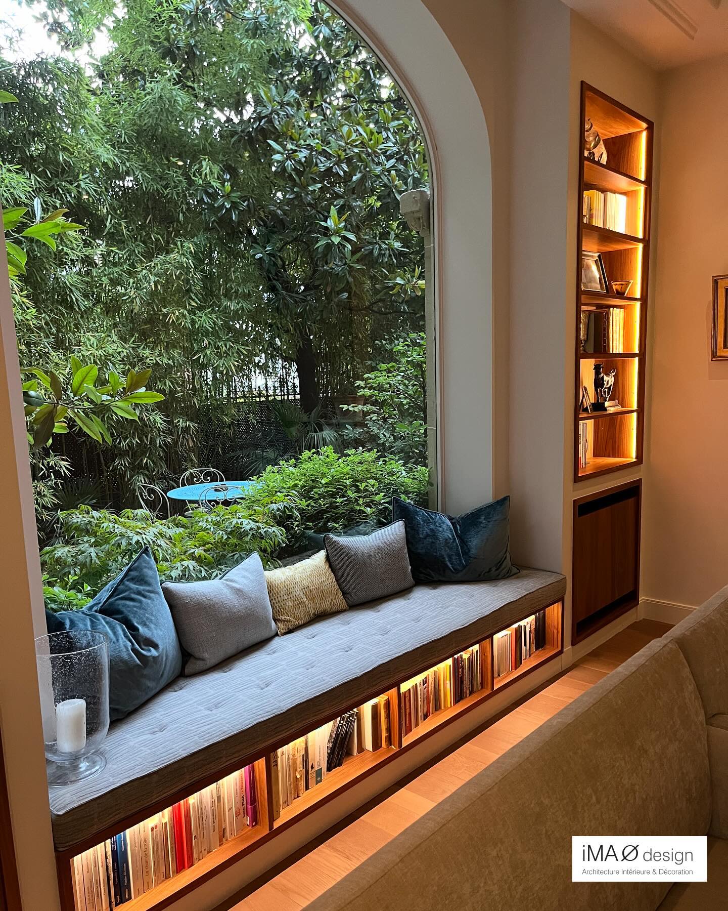 Bibliothèques en noyer éclairées pour apporter une lumière chaude et tamisée.