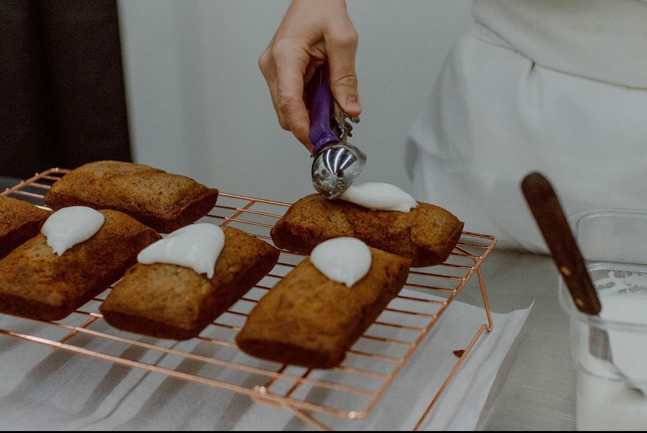 DETROIT AREA: We sell wholesale! You can stop by places like @cafe1923_hamtramck to pick up some of our delicious, scratch-made pastry – We sell our #vegan zucchini orange bread, #glutenfree black and white cookies, and oat chocolate chip cookies! 🍪🍪🍪 Check out our #wholesale highlight to see them all!
#CLBA #bakingfuturesbright #cookies #wholesale #bakingacademy #glutenfree #chocolatechipcookies #vegan