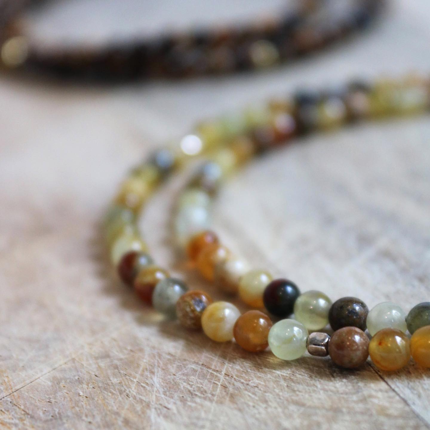 Serpentin - New Jade
Ständig Müde und erschöpft? 🧡
Nach einem endlosen Tag voller Herausforderungen sinkt Mia erschöpft in ihren Sessel, ihre Energie scheint aufgebraucht. Sie schließt die Augen, legt den Jade-Heilstein in ihre Hand und spürt, wie eine sanfte, erdende Ruhe ihren Geist klärt. Mit neuem inneren Gleichgewicht und gestärkter Kraft sieht sie den Abend als Chance für Frieden und Erneuerung.