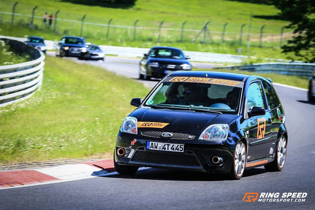 As some of you might have noticed, we are changing the livery on our cars matching with the new logo. Also, the new stickers are smaller and lighter! The power to weight ratio is embarassing now!!!😅
Do you like the new style? Guess how many horsepowers the new stickers are adding? 📸: @momo_moh90
#nurburgring #nordschleife #greenhell #touristenfahrten #nringtank #nring #ringtool #ringtoolcommunity #nurburgringnow #btg #trackaddict #race #racing #racecar #becauseracecar #fastcar #motorsport #carsofinstagram #carporn #ford #fordfiesta #fiestast #petrolhead #nurburgringlivepics #trackday #timeattack #fun #ringspeedmotorsport