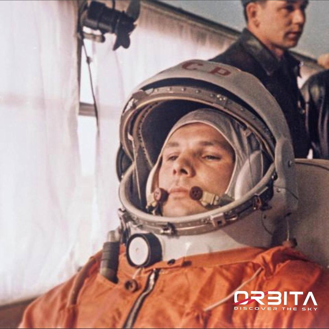 «La Terra è blu… che meraviglia. È bellissima». Oggi cinquantanove anni fa parlava così la prima persona in grado di osservare dall'alto il pianeta azzurro: Jurij Alekseevič Gagarin.
Erano le ore 09:07 (ora di Mosca) quando dalla base di Bajkonur in Kazakistan decollava la Vostok 1, la prima navicella spaziale con equipaggio umano. Jurij Gagarin, cosmonauta e aviatore sovietico appena 27enne, ma con abilità e coraggio da vendere, completava così un'intera orbita intorno alla Terra. Atterrò 108 minuti dopo, senza il controllo della capsula ma guidato direttamente dalla base, nella regione di Saratov, Russia occidentale. La capsula abitata era dotata di tre oblò, un visore ottico da orientare a mano, una telecamera, la strumentazione per rilevare pressione, temperatura e parametri orbitali, un portellone e un sedile eiettabile lungo più o meno quanto l'abitacolo di una Fiat 500 (all'epoca il cosmonauta non atterrava insieme alla navicella, ma veniva espulso all'esterno e paracadutato a Terra in fase di rientro). #ORBITA, discover the sky. ·
·
·
·
·
·
·
·
·
·
#space #astronomy #astrophotography #jurijgagarin #esa #nasa #russia #anniversary #sovietunion