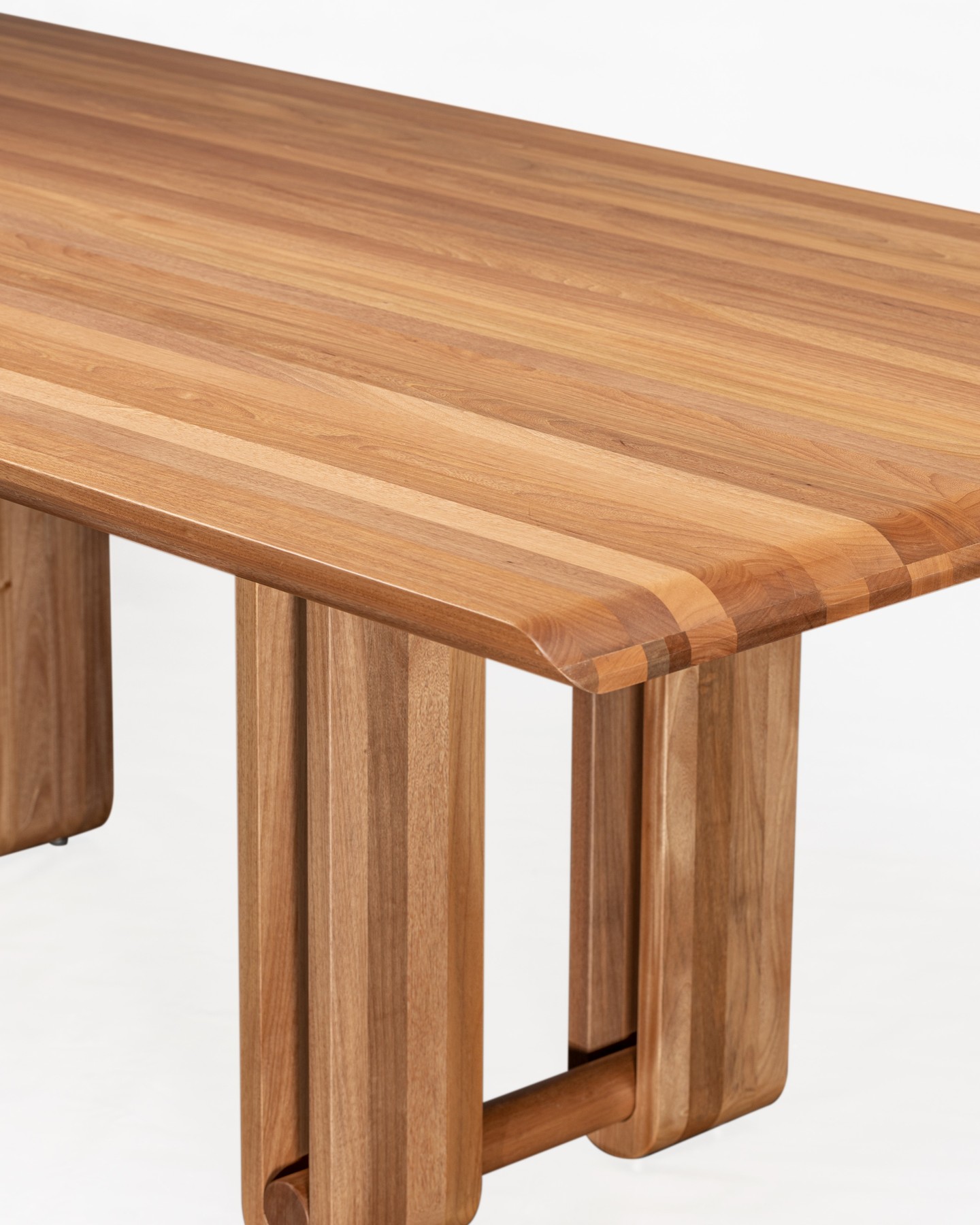 detalhes da mesa de jantar AXIS
em madeira maciça de jequitibá
design @ampezzanmaciel.design
coleção Bossa Nova
De Lavie Decor
#delaviedecor #delavie #mesadejantar #design #decor #moveisdemadeira #mesademadeira #mueblesdemadera
#woodenfurniture #moveiscomdesign #mueblescondiseno #designfurniture #mueblesbrasileños #brazilianfurniture