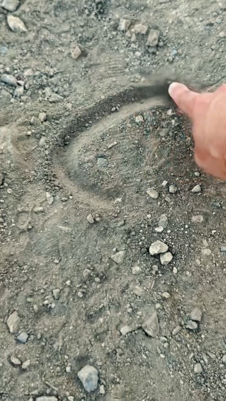 Racing thoughts, no clear direction.
#imeoka #creativejourney #imbroken #abstractart #imok