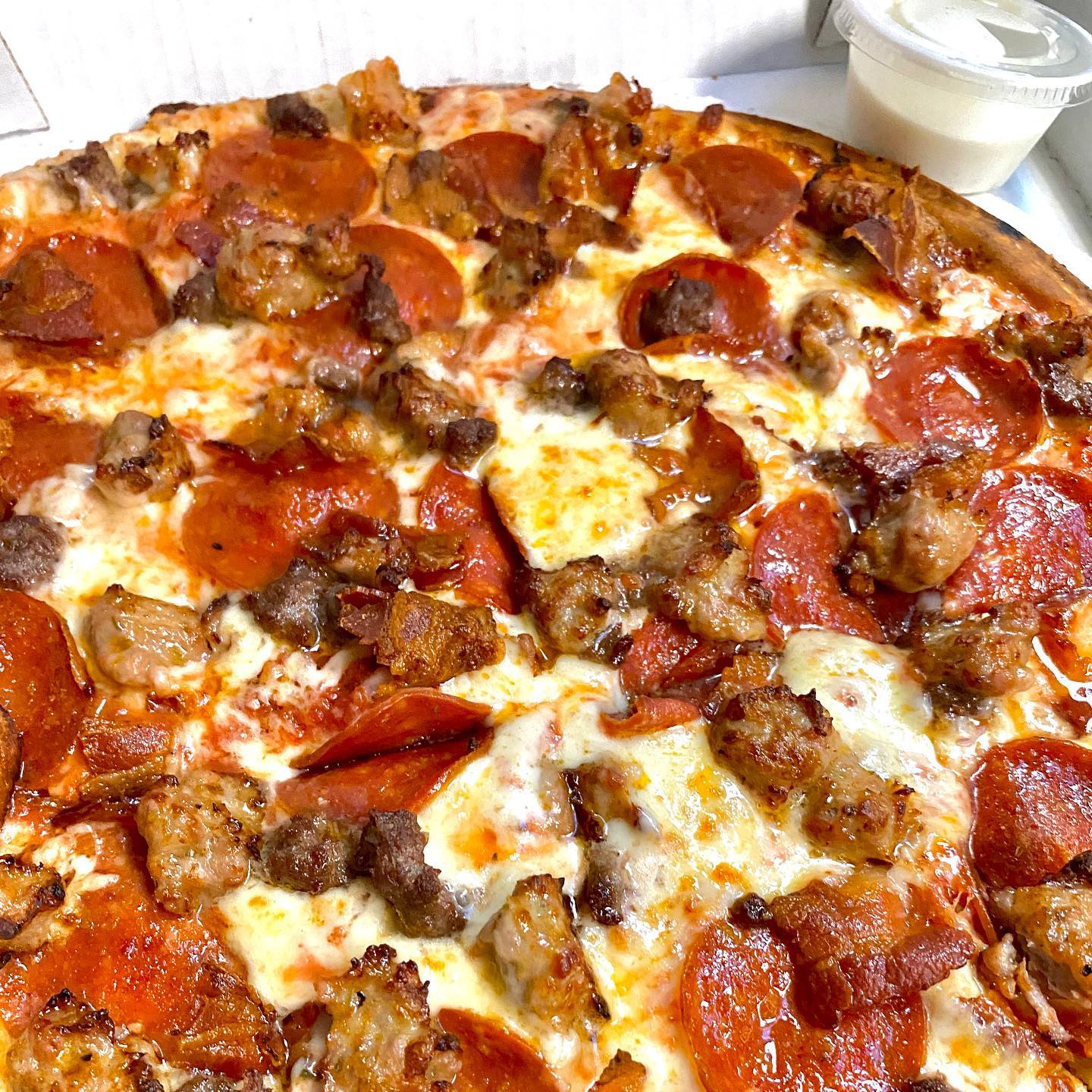 Land Rover Pizza #jpspizza #jpspizzaandgrill #meatlover #meatloverspizza #pizza #bestpizza #thincrustpizza #wilmette #landrover #veganheartattack #veganstroke