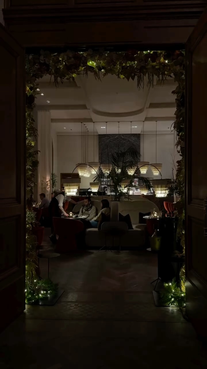 Work hard, team harder ;)
Now it’s time to celebrate.
Happy holidays everyone✨🎄🪩
Xoxo
Looks team
@antwerpsplatter_studio @kmska_museum @madonna_antwerp