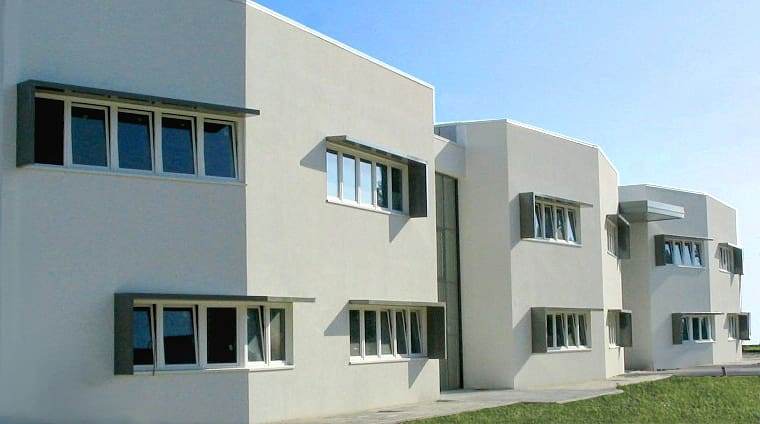 Progetto di realizzazione delle scuole medie "Falcone e Borsellino" a Portomaggiore (FE).
Il design particolare, spigoloso dei tre moduli che compongono l'istituto, crea effetti di luce e ombra particolari, in grado di rendere dinamico il contesto. Ciò risulta stimolante per l'apprendimento dei bambini.
Il progetto e la sua realizzazione si sono svolti tra il 2008 e il 2014.
.
.
Foto di ASP.ILT
.
#portomaggiore #scuola #scuole #scolediportomaggiore #ferrara #comunadiportomaggiore #scuolefalconeborsellino #architettura #architecture #scoolarchitecture