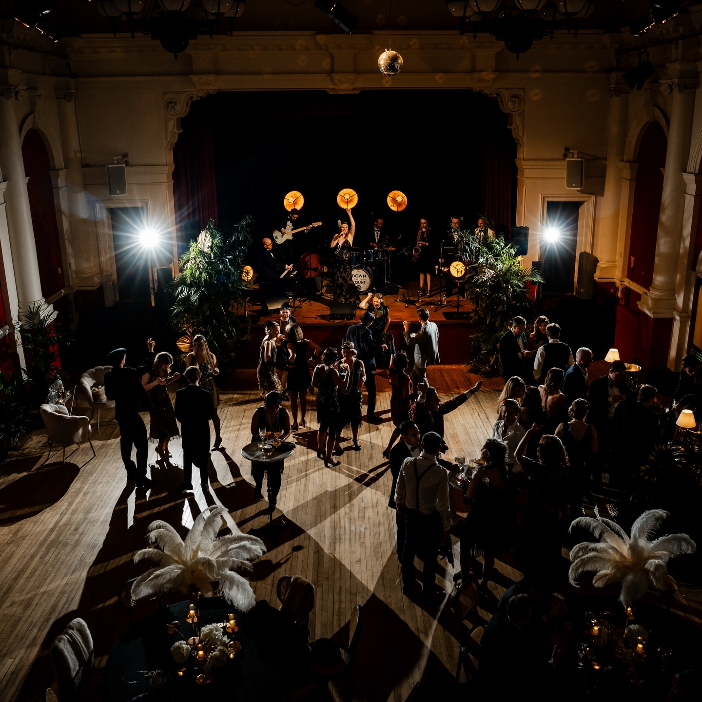 THE ROARING 20s…. What a fabulous way to celebrate a 50th birthday 🎈Helen had a long standing dream of hosting a 1920s themed party and it was a pleasure to bring it to life. What a night!
@joeshortphoto
@trufflehoundcatering
@maxfieldanddyer
@houseoffurncollection
@fig_and_flower_
#milestonebirthday #1920sdress #1920sparty #partyplannerlondon #londonpartyplanner