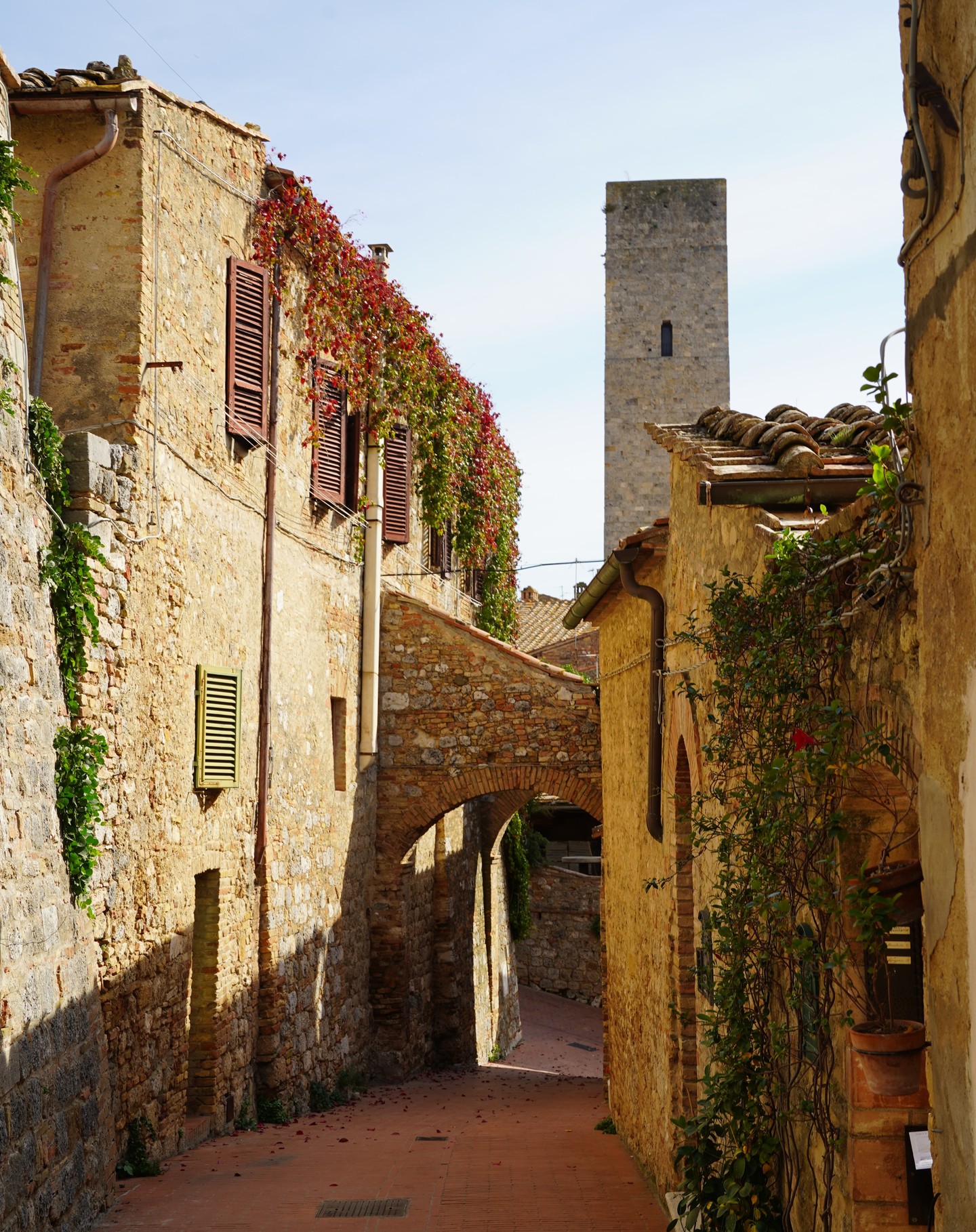 From the narrow streets of San Gimignano, 14 of these medieval towers have been preserved from ruin.
Alta Rovina, from Tuscany Scenes by @renaudcg, streaming everywhere August 16.
Photo by @shpetim.ujkani
#duotandemplayscotegiguere #duotandem #tuscanyscenes #tuscany #altarovina #sangiminiano #sangimignano #guitar #guitarduo #classicalguitar #classicalmusic