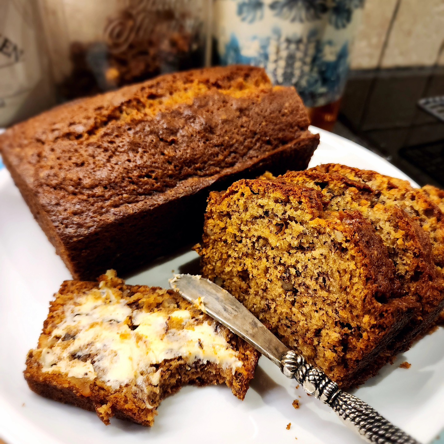 🌧️ Wat past er beter bij een regenachtige dag dan een plakje huisgemaakte bananenbrood? 🍌🥰
Vandaag hebben we iets extra speciaals: bananenbrood met grofgehakte pecannoten, gemaakt volgens een authentieke Zuid-Afrikaanse resep – rechtstreeks uit die hart van 'n Karoo-plaas (boerderij)! 🇿🇦🌾 Een smaakvolle herinnering aan de rust en warmte van de Karoo.
Mijn favoriete manier om ervan te genieten? Met een dikke laag échte boter – puur genieten! 🧈✨
📩 Bestel nu jouw versgebakken bananenbrood voor slechts €18! Groot genoeg om te delen, maar zó lekker dat je het misschien liever voor jezelf houdt. 😉
#SuikerbekkieTraktaties #HeistOpDenBerg #Bananenbrood #LekkerLokaal #KarooSmaak #BelgischeBakkerij #ComfortFood #Gezelligheid #BakkenMetLiefde #ZuidAfrikaansInBelgië #SupportLocalBakers #KoopLokaalHeist #RegenachtigeDagEten
