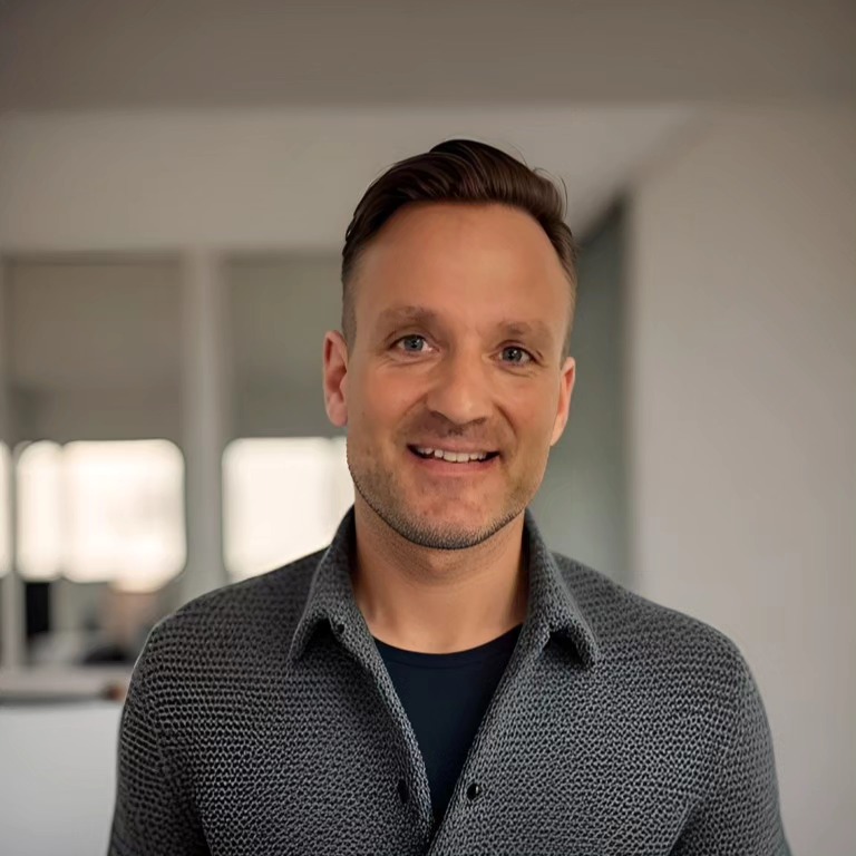 Thorsten ist unser Mann für alle kaufmännischen Belange unserer Kunden. Seit der ersten Stunde sind #Kreditoren und #Debitoren sein Steckenpferd. Als Diplomkaufmann bringt er großes Fachwissen mit von welchem das ganze Team profitiert. Nach Feierabend nutzt er den Chef auch gerne als Ballmaschine für eine Runde Tennis beim ortsansässigen Tennisclub.
#hausverwaltung #mitarbeiter #buchhaltung