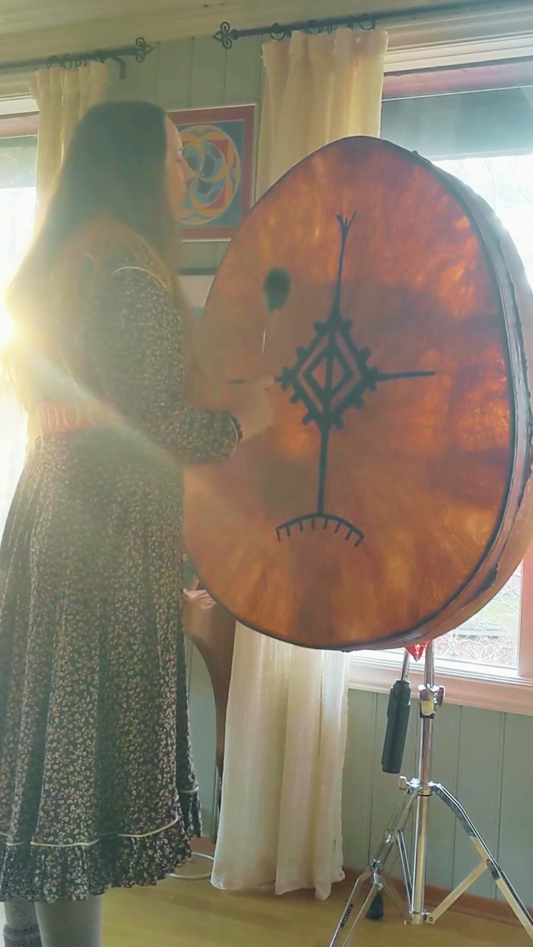 Somá geahččaladdat juohkelágan rumbbuid... 😎🌞
Trying out how it feels to improvise with this huge framedrum. We usually use this as a bassdrum at concerts by the drummer for @elinandthewoods for example.
But maybe I can use it for something more... 🤩🥰👂👧✨
This drum has the Sámi symbol of the sun in the middle. 🌞
#framedrum #sápmi