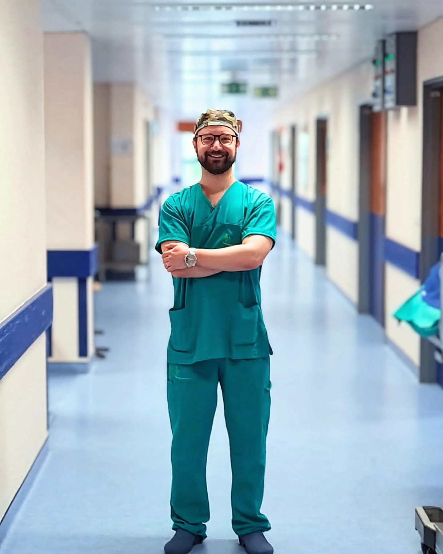 José Cunha Coutinho
👨🏻⚕️Médico formado na Faculdade de Medicina de Lisboa em 2016
🏥Especialista em Estomatologia
Diferenciação em Cirurgia oral e facial
💀Dedica-se às doenças da mucosa oral e das glândulas salivares e às deformidades faciais
💼Prática privada nas áreas da implantologia oral, cirurgia dos maxilares, da face e das glândulas salivares
👨👩👧👦 Casado e pai de 1 menino✨
🎶Gosta de tocar guitarra e cantar nos tempos livres