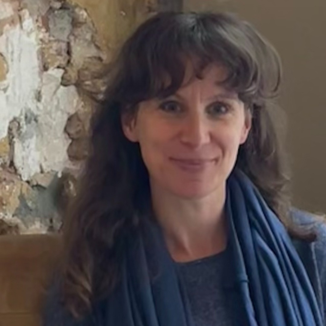 De kleur blauw staat voor het keelchakra. Als er ergens bij mij als kind een blokkade zat, dan was het wel in mijn keel. Keelpijn, nekpijn, heesheid, ik had daar in mijn jeugd veel last van. Ik sprak me namelijk niet uit. En het was vooral schaamte wat dit veroorzaakte. Onder die schaamte zat angst voor afwijzing. En onder die angst voor afwijzing zat angst voor publiekelijke vernedering, uitsluiting en omlegging.
Het is een groot karmisch thema in mijn leven: onderdrukking. En eigenlijk denk ik dat veel vrouwen deze pijn met zich meedragen, overgenomen uit voorouderlijke lijnen en andere incarnaties. We hebben dit in mijn beleving te helen.
Vrouwenonderdrukking is tegenwoordig een hot onderwerp. Internet staat er vol van. Ik denk alleen niet dat we dit oplossen door erover te praten en te schrijven. En ook niet door vrouwen in hun “kracht” te zetten. Zoiets los je op door de pijn te doorvoelen en als vrouw te verzachten. Best een uitdaging in deze maatschappij, als ik voor mezelf spreek.
Vandaag, onbewust, blauwe kleding aangetrokken. Ook niet voor niets……
#divinefeminine #vrouwenonderdrukking #keelchakra #waarheid #expressie #authenticiteit #heling #angstvoorafwijzing #schaamte