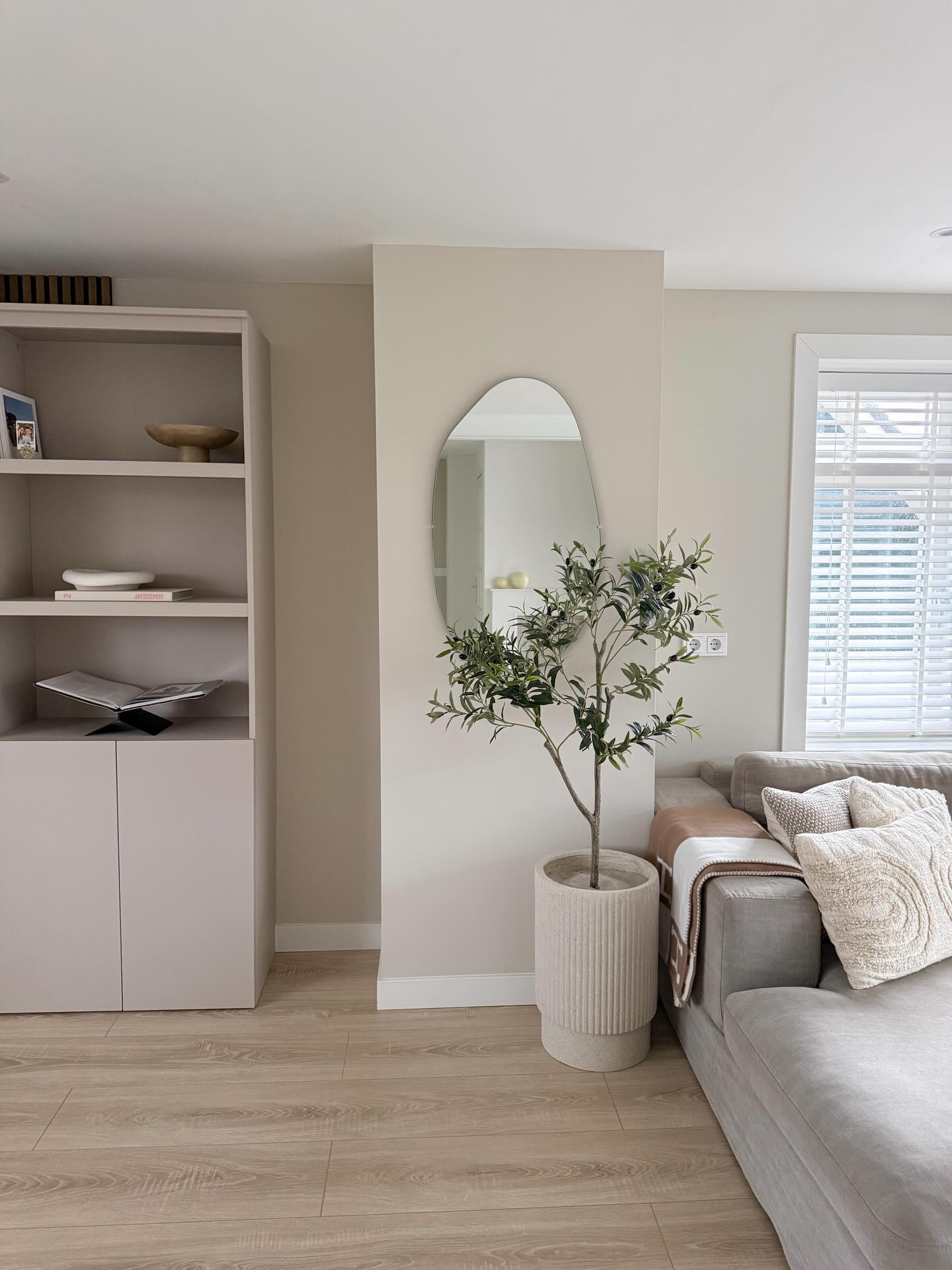 Een mooie klus waar wij een tijd geleden de plinten hebben mogen plaatsen. Inmiddels is de woning volledig afgestyled en zie je hoe strakke plinten Γ©cht bijdragen aan de uitstraling en waarde van het interieur. ππΌβ¨
#plinten #strakkeafwerking #interieurafwerking #woninginspiratie #vakmanschap