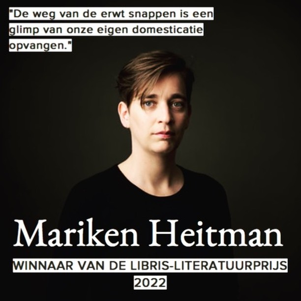 "De weg van de erwt snappen is een glimp van onze eigen domesticatie opvangen," schrijft auteur en biologe Mariken Heitman in haar bekroonde roman Wormmaan. "Want stel dat het proces omkeerbaar is? Eerst verlos is de erwt van zijn vorm, en daarna mezelf."
Kunnen we uitbreken uit de vormen die ons worden opgelegd? Zijn mensen, net als erwten en andere groenten, gedomesticeerd? En is het proces van domesticatie omkeerbaar - en kunnen we weer verwilderen?
Wij spraken met Mariken Heitman over deze en andere thema's. Een intiem gesprek over temmen, tuinen, gendernormen en het verlangen naar een wilde, ongevormde oorsprong.
Luister de eerste aflevering van Wildernissen nu via Spotify, Apple Podcasts of onze website!