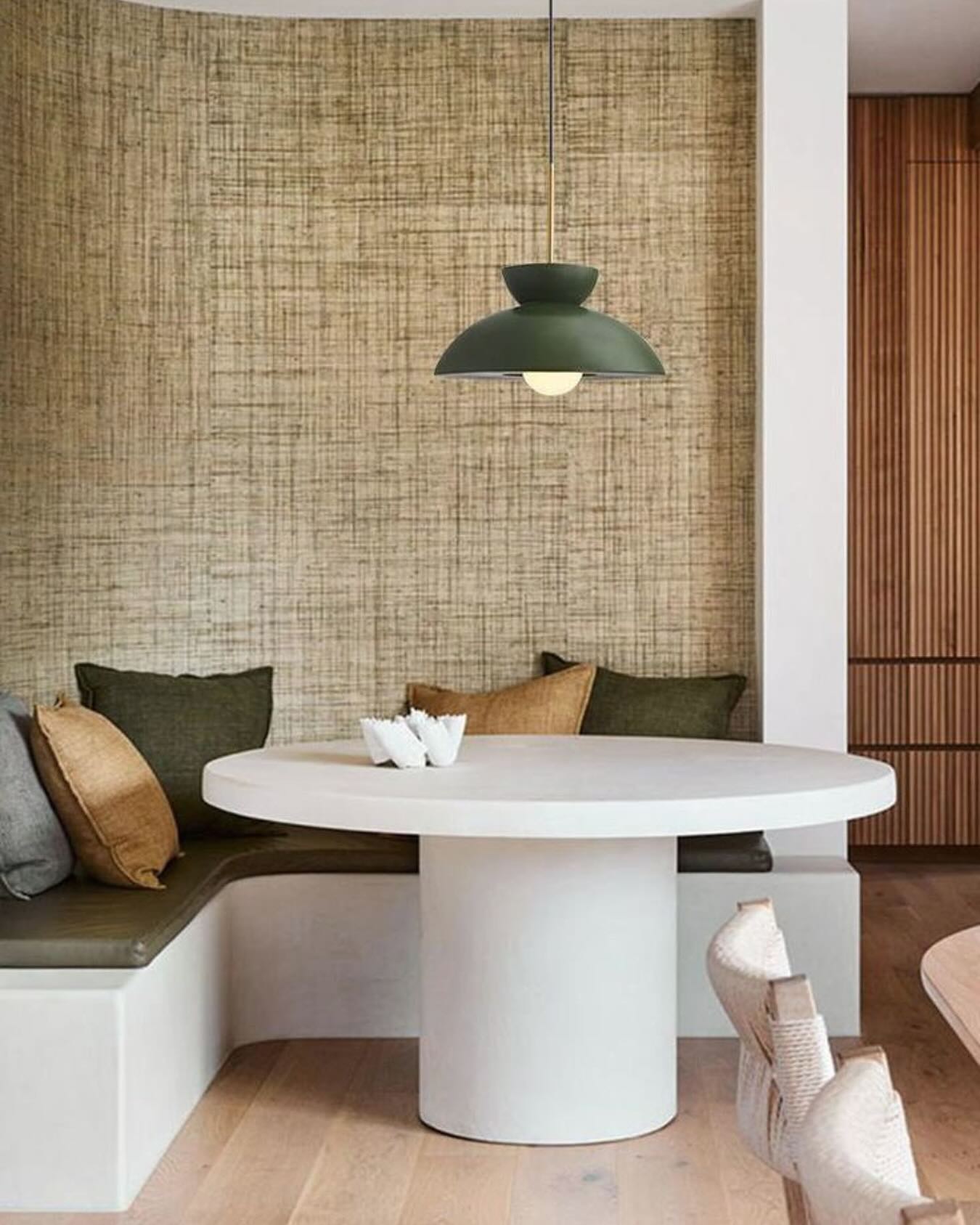 . Thursday inspo.
Cette combinaison banquette et table ronde permet un gain de place non négligeable dans les petits espaces. Une banquette accolée au mur prends moins de place que 2 chaises car il faudrait prévoir une zone de dégagement en plus de la profondeur d’assise. Ce meuble intégré peut aussi jouer le rôle de séparateur pour délimiter le coin repas. La forme arrondie de la table offre plus de fluidité et apporte de la douceur à la pièce. ✨
Bonne journée 🕊️
Source : Pinterest 📷 #architectedinterieur #interiordesign #design #decoration #aechitectedinterieur #bordeaux #homestyle #archilover #interiør #interieur