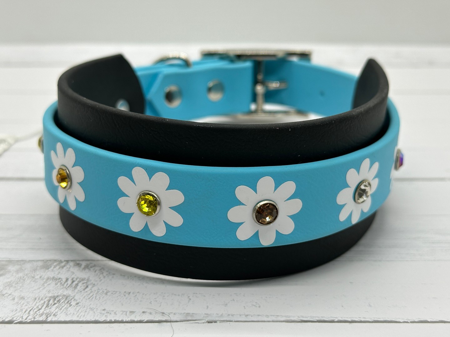 Give your pup a touch of glamour with our 2" HD Layered Daisy Gem collar! 🌼💎 Perfectly crafted for style and comfort.
Link in Bio! #DogStyle #PetFashion #AddALilSparkle #CharlieMabelCollars