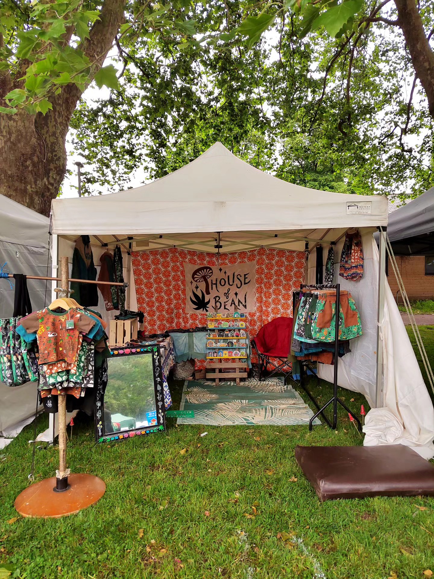 very happy with my big orange print sign at the back 🎉 come find me this weekend at @exerespect 😍
www.houseofbeanco.com
#botanical #hemp #hempclothing #sustainableclothing #handmade #madetoorder #smallbusiness #screenprint #mushrooms #shells #trees #festivaltrader #exeter #exeterrespect