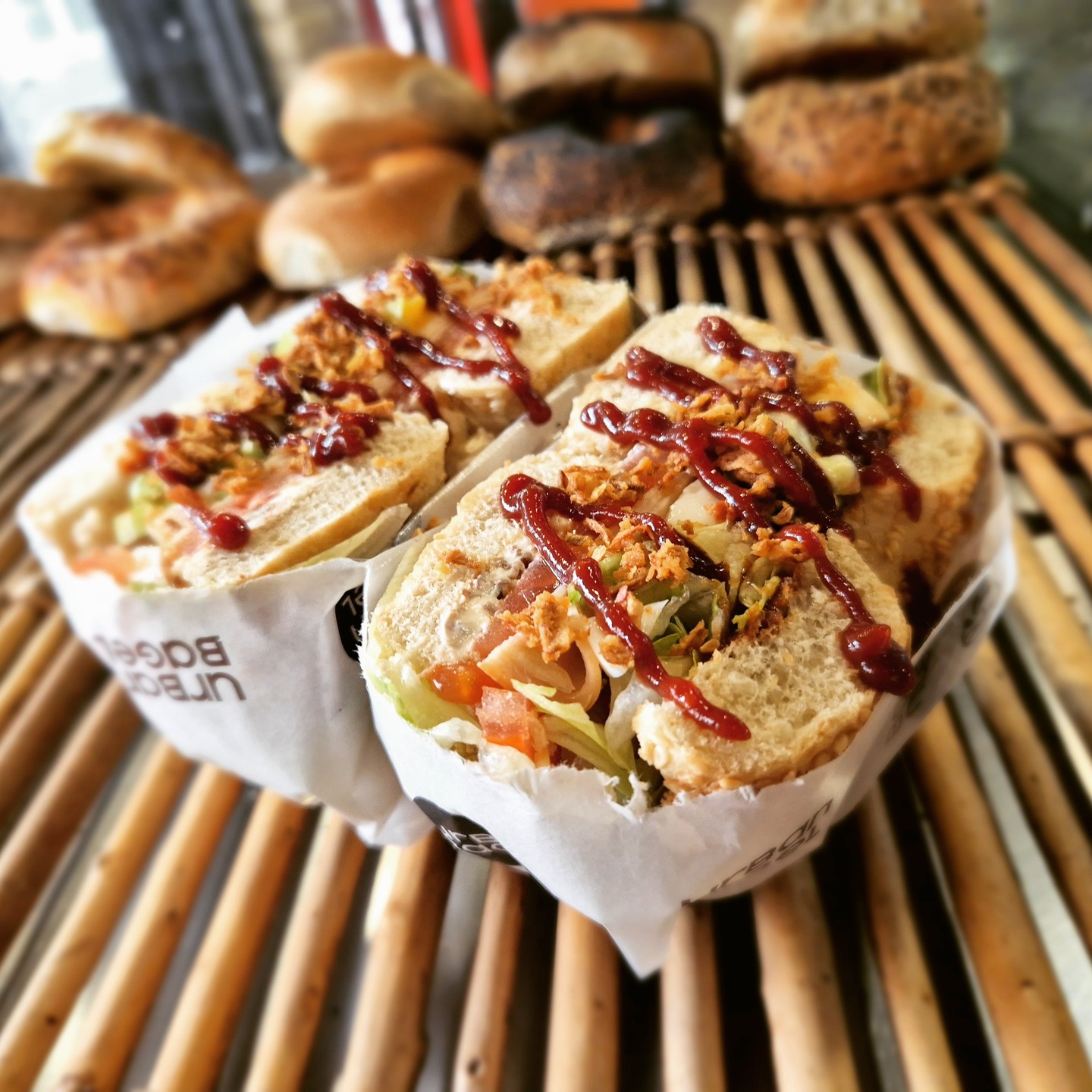 Notre bagel de juillet : Poulet fumé, sauce barbecue, cream cheese, œuf dur, oignons frits, tomate et iceberg.
📍21 Rue Maurice Bokanowski,
Asnières-sur-Seine, 92600
Disponible également sur les plateformes de livraison
#bagel #bagels #asnieressurseine #sandwich #barbecue #urbanbagel