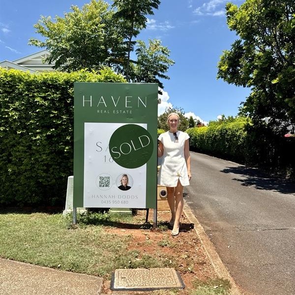 SOLD & SETTLED πΎπ₯
161A Wellington Street, Ormiston has now officially sold!
Congratulations to KC & GC. And a huge thank you, PK & LK, for trusting us with selling your home π«Ά
If you are considering selling, please call me on 0435 950 680 to discuss how to get the best possible result in the Bayside market.