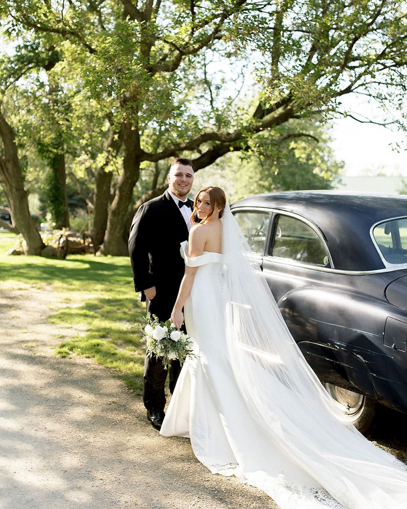 I'm grateful to still do what I love all while meeting and connecting with each and every one of you 🤍 it’s honestly the best part!
2025 books will be live on 10.17 at 12PM CST