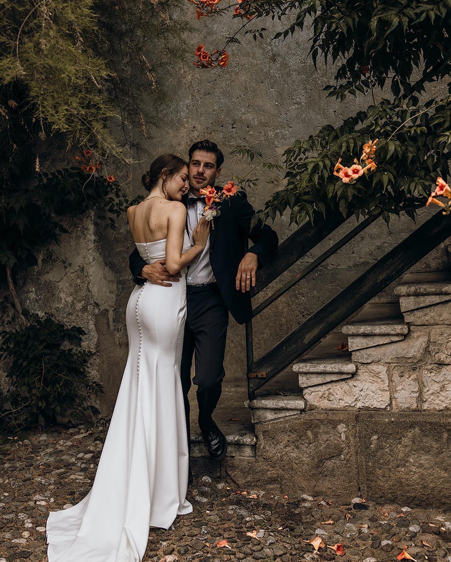 In your arms🤍
Foto: @yana_korn
Organisation & Concept: @glucksgefuhleventmanufaktur
Location: @alois.lageder
Dresses: @atelieremebolzano
Hair & MakeUp: @sunflower_cosmetic_
Flowers: @paolasimone.fiori.design
Jewellery: @plunger.morgentau
Models: @ineskompatscher @lukasvillscheider
#weddingday #happiness #loveofmylife #letscelebrate #celebratelove #ladolcevita #weddinginsouthtyrol #bigday #heirateninsüdtirol #weddingconcept #weddingplanner #bride #weddinginspiration #weddingvibes #destinationwedding #intimatewedding #italianweddings #sudtirolo