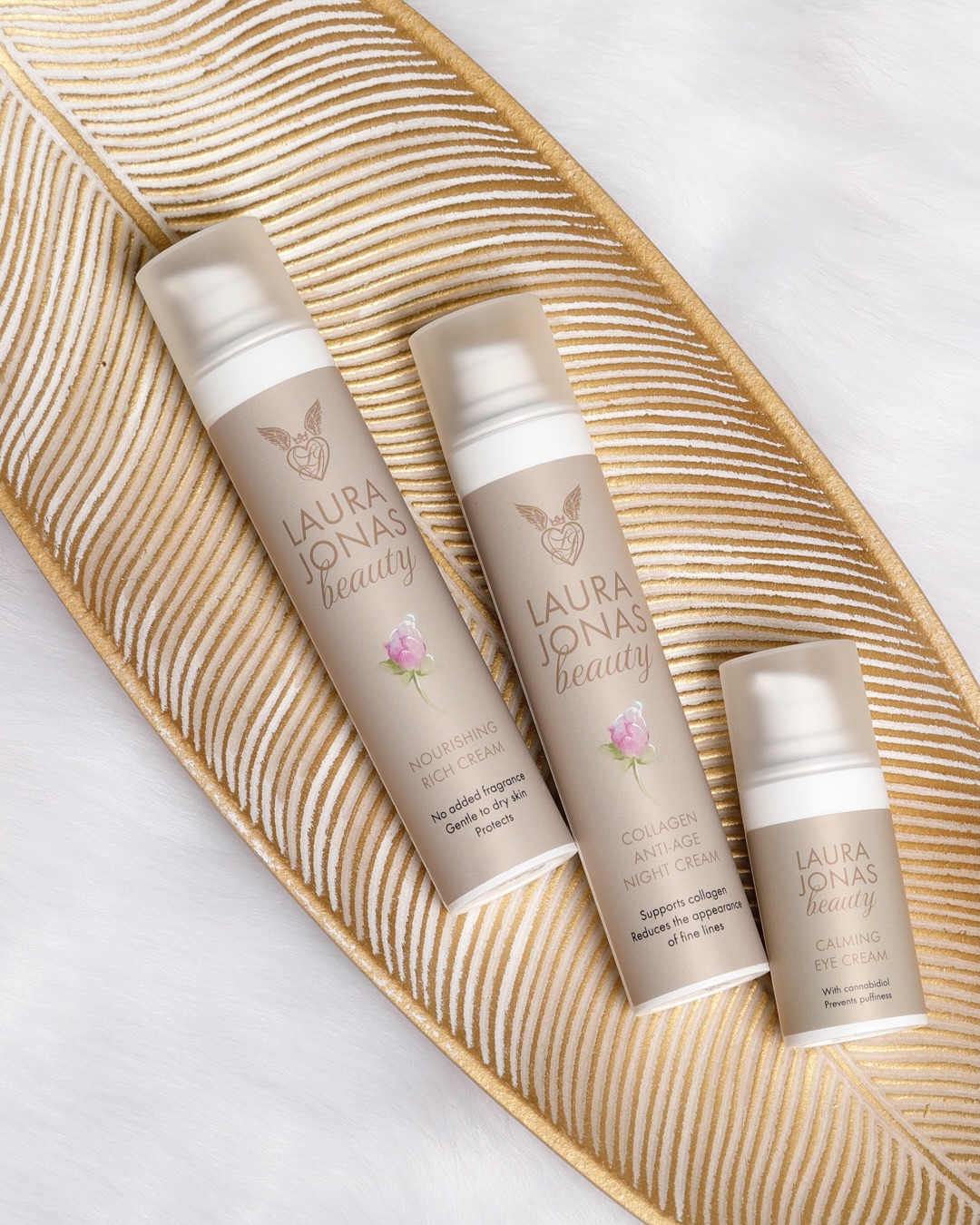 💘 Valentýnský dárek nemusí být jen pro jeden okamžik. Vy i Vaše pleť si zaslouží péči každý den. Naše kosmetická řada LAURA JONAS Beauty je návratem k tomu, co je opravdové. Bez syntetických triků, bez zbytečných přísad. Jen rostlinná síla, která s respektem ladí s pokožkou i přírodou ✨🌿.
Mrkněte na www.laurajonas.cz🪽