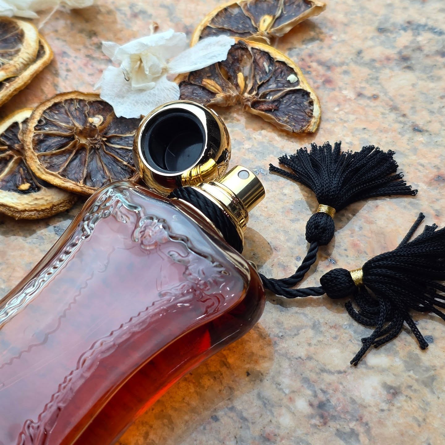 A sweet orange blossom that's perfect for layering. Safanad by Parfums de Marly.
.
.
.
.
.
Top notes are Pear and Orange; middle notes are Orange Blossom, Ylang-Ylang and Iris; base notes are Vanilla, Amber and Sandalwood.
.
.
.
.
.
#perfume #nicheperfume #smellgood