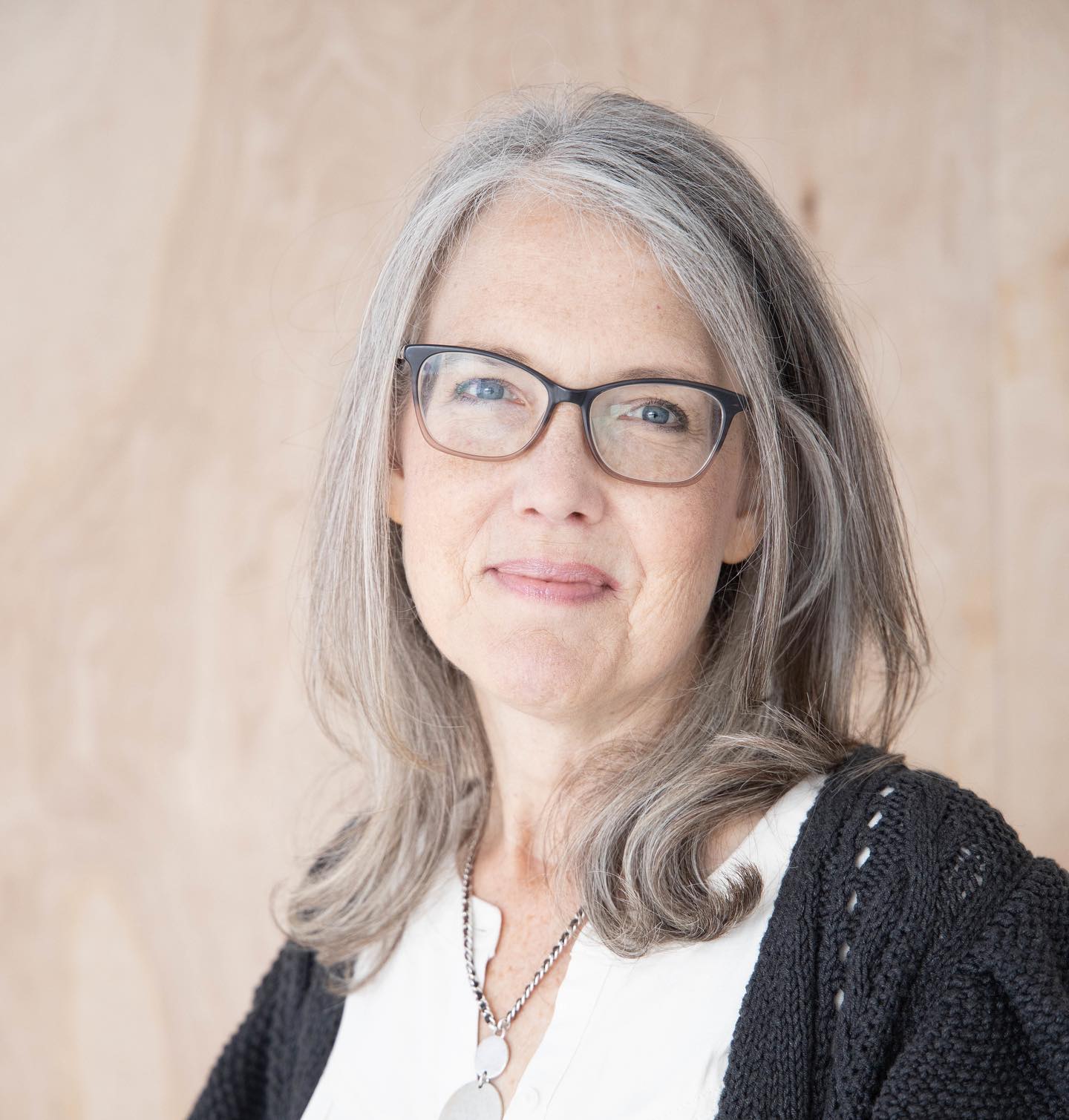 Emotional healing is not only about clearing out negative energy from the past and current, but many times it is about having tools to move ahead! I am excited to announce a collaboration in this regard with Ronda Barney!
Ronda Barney, LCSW, RD is a Licensed Therapist and a Registered Dietitian. Her specialties include helping clients who are struggling with stress and anxiety, relationship issues, motivation, self esteem, depression, major life change, physical illness and disabilities, caregiving, codependency, complex trauma, narcissism, family of origin issues, guilt and shame, and women's issues. She also offers nutrition consults and will tailor your treatment plan to meet your unique and specific needs.
Ronda believes in treating everyone with respect, sensitivity, and compassion. She can be reached at (945) 223-8213. Call for an appointment today!
#wavesofhealing #healing #waves #emotions #emotion #emotionalhealth #emotionalhealing #emotionalrelease #wellness #alternativehealing #health #bodycode #emotioncode #oils #essentialoils #eft #tft #aroga #frisco #texas #collab #collaboration #therapist #dietitian #therapy #intro #bio