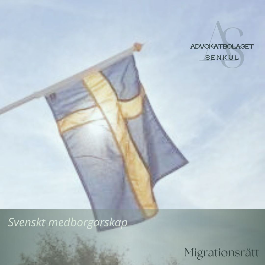 Idag är den 6 juni och Sveriges nationaldag. Vad passar då bättre än ett inlägg om just svenskt medborgarskap? Funderar du över ditt befintliga medborgarskap eller planerar du att lämna in en ansökan för att bli svensk medborgare?
Ett svenskt medborgarskap är ett rättsligt förhållande mellan den svenska staten och dess medborgare som syftar till att stärka samhörigheten med Sverige och förena det svenska folket. Sverige, liksom flera andra länder, tillåter dubbelt medborgarskap. Det innebär att du kan behålla ditt tidigare medborgarskap även om du blir medborgare i Sverige.
En utländsk medborgare som är bosatt i Sverige med permanent uppehållstillstånd har i princip samma rättigheter och skyldigheter som en svensk medborgare, men med det svenska medborgarskapet följer ett antal fördelar. Däribland återfinns den absoluta rätten att bo och arbeta i Sverige samt rösträtt till riksdagsvalen. Det finns också krav på svenskt medborgarskap för den som vill bli invald i riksdagen och den som vill arbeta som polis eller yrkesmilitär i Sverige. Ett svenskt medborgarskap kan också underlätta arbete i andra EU-länder.
Du som föds med rätt till svenskt medborgarskap via någon av dina föräldrar, men är född utanför Sverige och inte heller har bott i Sverige riskerar att förlora ditt svenska medborgarskap när du fyller 22 år. För att undvika att du förlorar ditt svenska medborgarskap kan du ansöka om att få behålla det.
Det går även att ansöka om att bli befriad från sitt svenska medborgarskap för den som inte längre vill vara svensk medborgare.
Om du vill ansöka om att få behålla eller bli befriad från ett svenskt medborgarskap hjälper vi dig gärna. Vi hjälper även gärna dig som vill bli svensk medborgare med din ansökan.