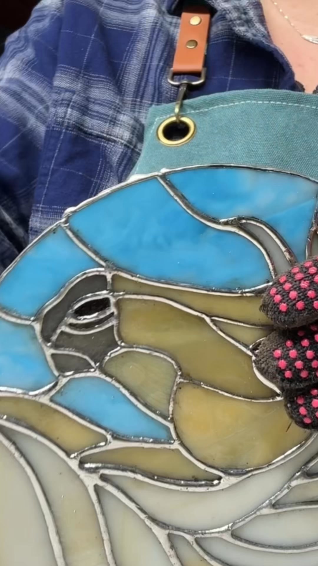 A soldered edge, called a Beaded Edge, takes a lot of practice! Balancing molten solder on the edge of the glass is an art in and of itself.
#stainedglass #sidequestcurios #art #skill #love #Waukesha #wisconsin