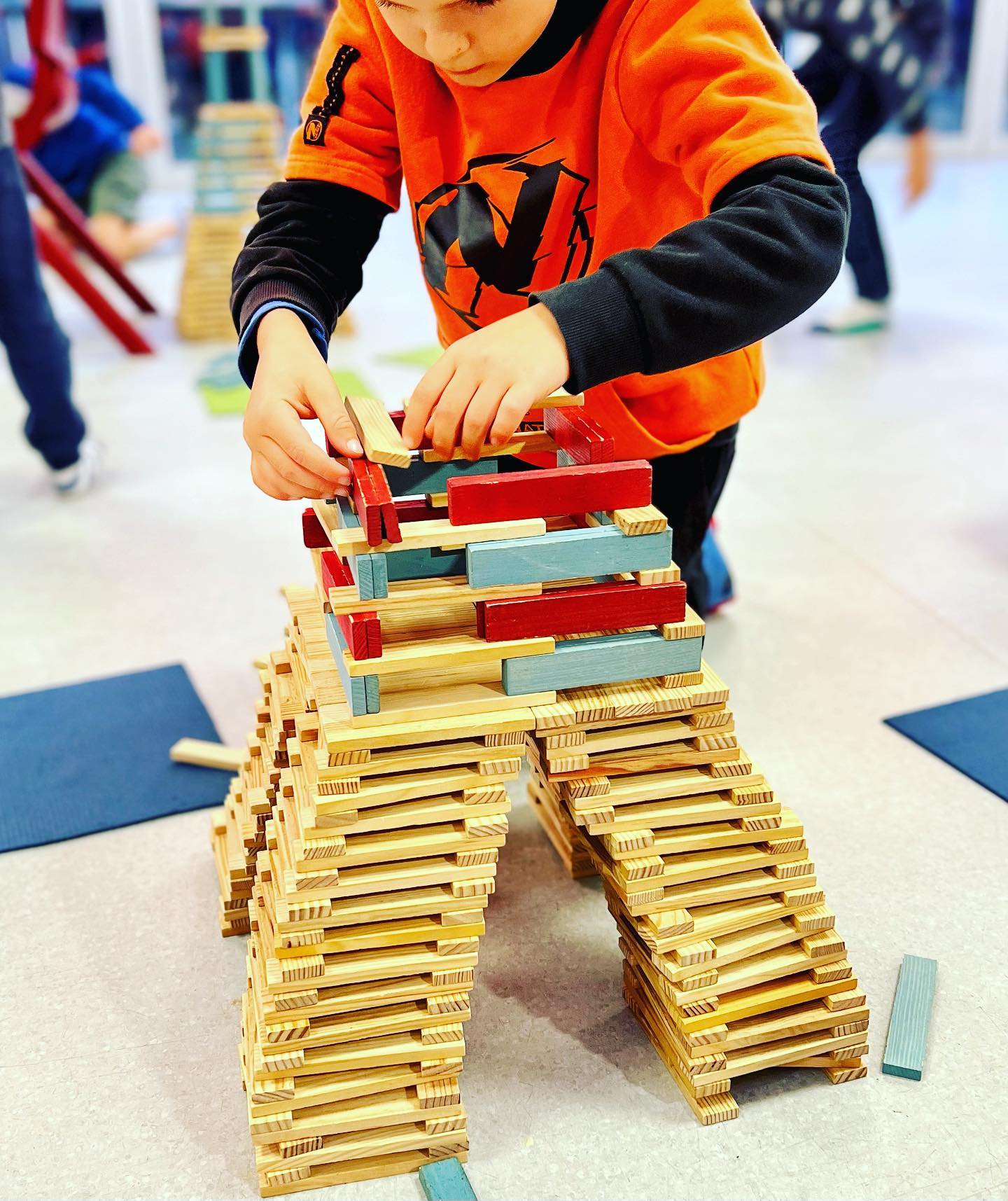 Always amazed to see how kapla blocks fascinate and entertain so many different profiles ! ⭐️😍