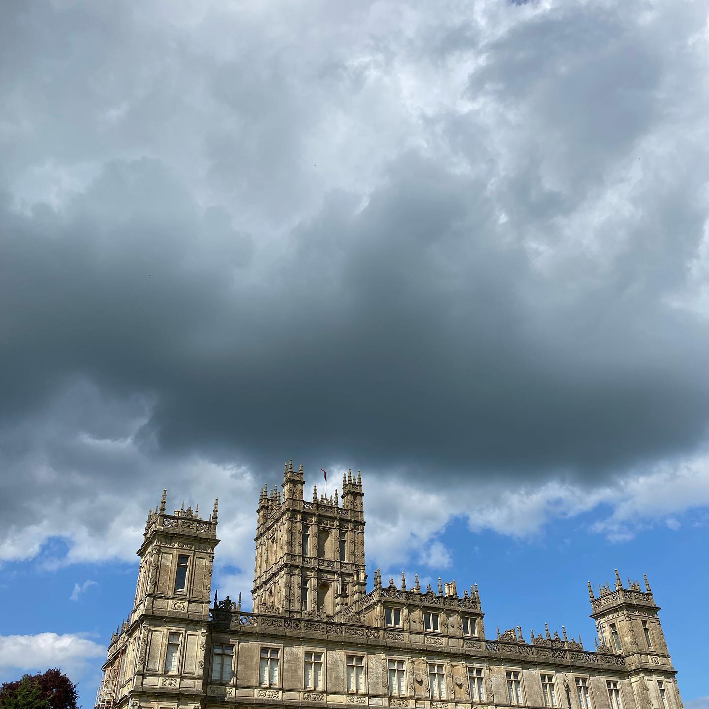 Doesn’t Highclere Castle (AKA Downton Abbey) look very dramatic with this dark cloud brooding over it on an otherwise gorgeous day?
It’s almost as if it’s an omen of something to come…
Who among my American followers is counting down the days to the release of the second movie next week?
•
•
•
Hi I’m William Harry Mitchell, a Blue Badge Tourist Guide and Historical Interpreter. I lead tours around London and all over England. Want a tour? Have a look at my website (link in bio) for some ideas and get in touch through the contact form. @whmtours
#downtonabbeymovie #downtonabbeyfilm #downtonabbey #downtonabbeyanewera #highclerecastle #highclere #dramaticclouds #drama #clouds #tuttutlookslikerain #tours #tourguide #touristguide #bluebadgeguide