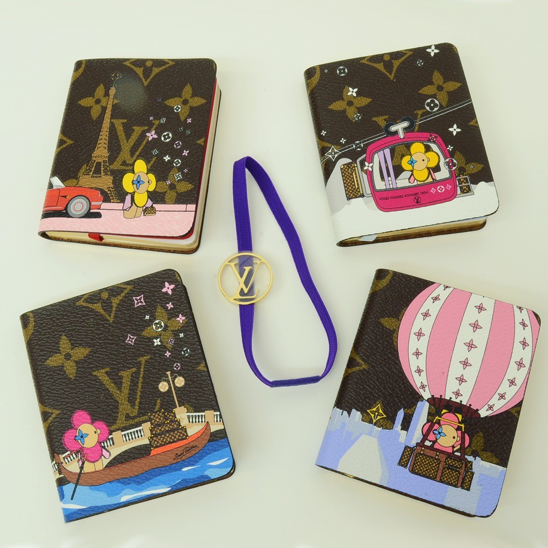 Louis Vuitton Carnet de Notes - a chic set of designer pads perfect for your desk at work, home, or on the go.
#designer #fashion #authentic #secondhand #secondhandfashion #louisvuitton #notebook #collectible #monogram #logo #mini #carnetdenotes