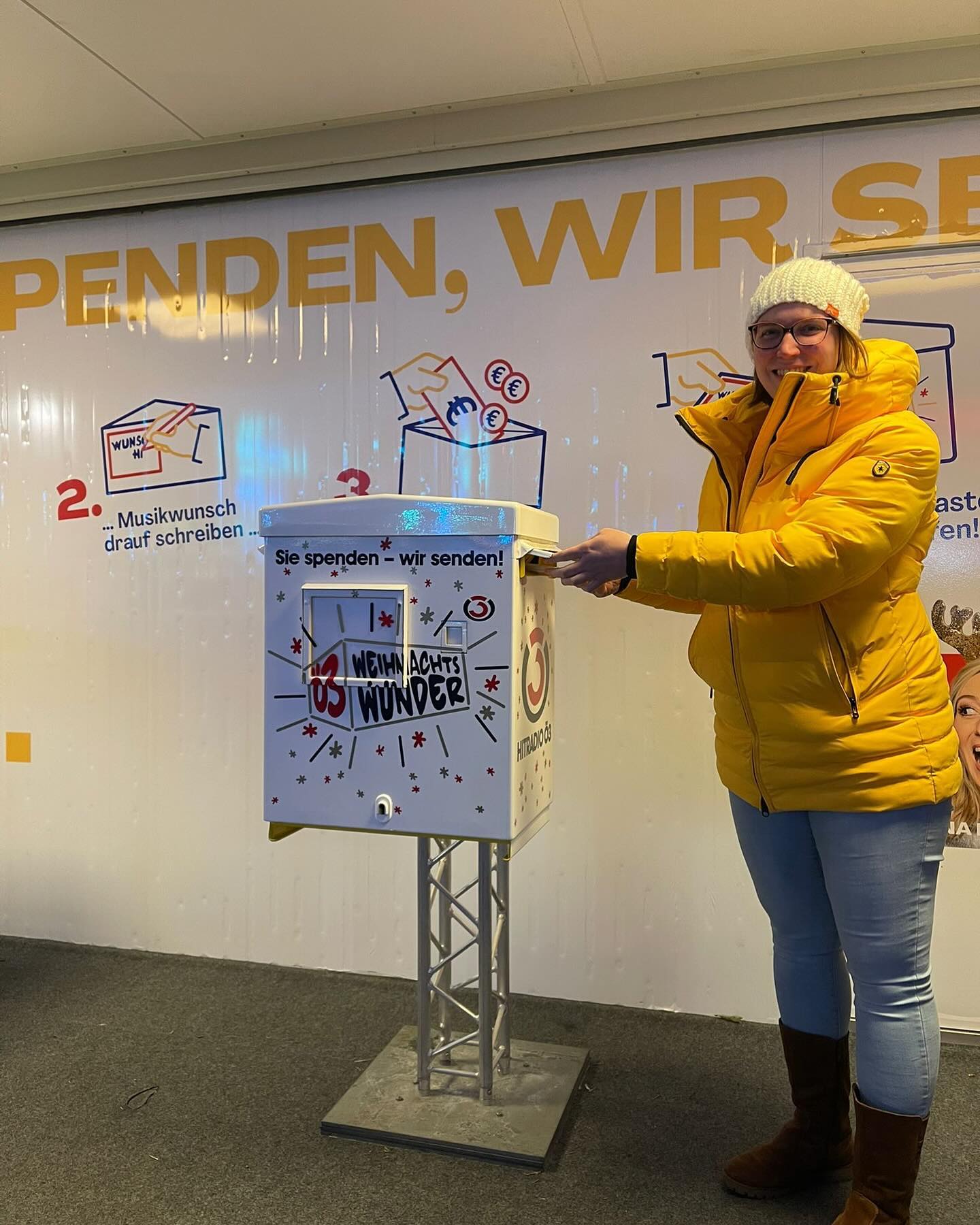 ❤️DANKE!❤️ Insgesamt sind dank euch bei den Spenden-Abverkäufen dieses Jahr insgesamt 1.600€ gesammelt worden, die ich jetzt beim Ö3-Weihnachtswunder - wünschen & spenden abgeben durfte! ❤️🎄🌟
.
#ö3 #ö3weihnachtswunder #weihnachtswunder #spenden #danke